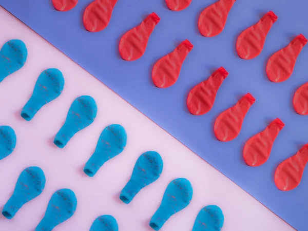 Patrón de globos desinflados rojo y azul sobre fondo rosa y púrpura —  Fotos de Stock