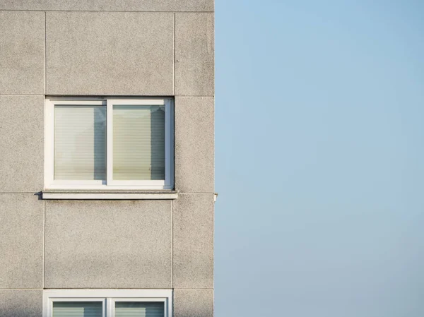 Fenêtre d'un bâtiment avec espace de copie — Photo