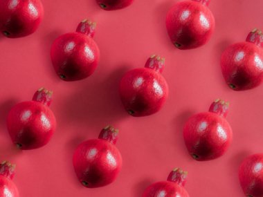 Kırmızı arka planda nar deseni