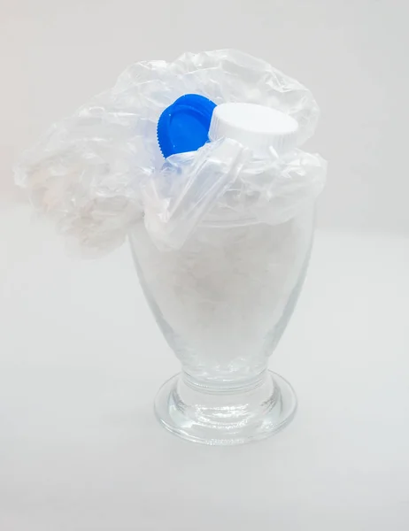 Plástico para beber - conceito ambiental — Fotografia de Stock