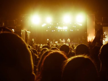 İnsanlar gece açık havada bir müzik konseri zevk