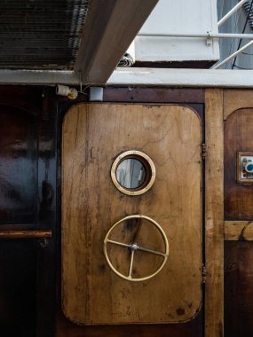 Bir geminin ahşap kapısı 