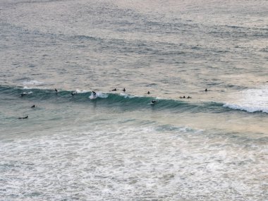 Denizde sörfçüler