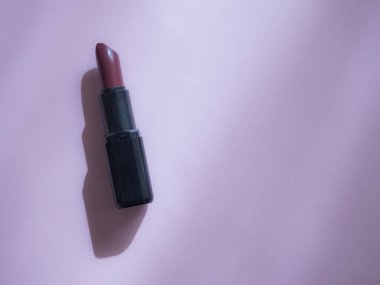 Fotokopi alanı olan mor arkaplanda kadın ruju