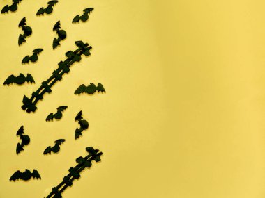 Sarı arkaplandaki cadılar bayramı için kopya alanı ile yarasa deseni