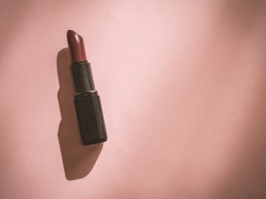 Pembe arkaplanda kadın ruju ve kopyalama alanı