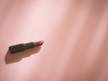 Pembe arkaplandaki kadın ruju. Fotokopi alanı espri anlayışı.