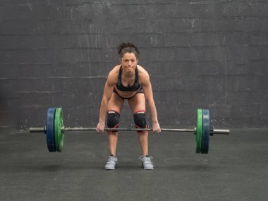 Sporcu halterle ağırlık çalışması yapıyor.
