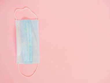 Pembe arkaplanda fotokopi alanı olan hijyenik maske