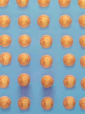 Mavi arkaplanda kek deseni