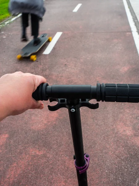 Bisiklet Yolunda Elleri Olan Gidon Scooter — Stok fotoğraf