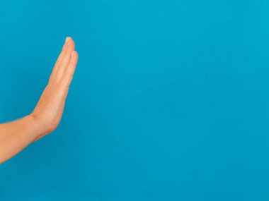 Mavi arkaplanda fotokopi alanı olan dur işaretini göster