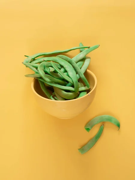 Groene Bonen Een Kom Gele Achtergrond Met Kopieerruimte — Stockfoto