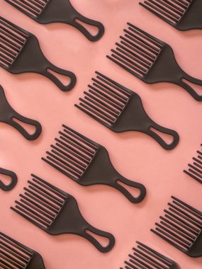 Pembe arkaplanda kıvrık tarak deseni