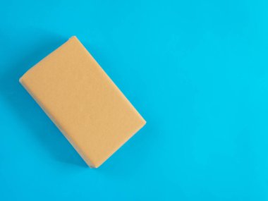 Mavi arkaplanda kopyalama alanı olan paket