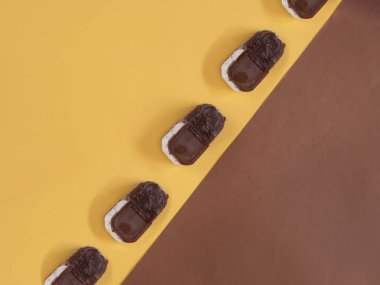 Sarı ve kahverengi arka planda dondurma deseni