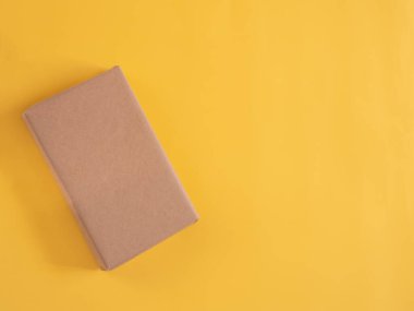 Sarı arkaplanda kopyalama alanı olan paket