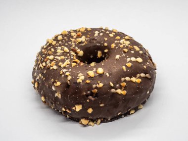 Beyaz arka planda çikolatalı çörekler