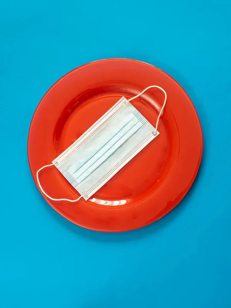 Placa Roja Con Máscara Sobre Fondo Azul Cocinar Comer Concepto — Foto de Stock