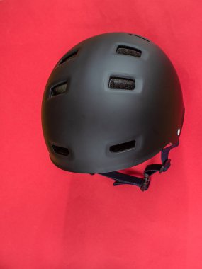 Kırmızı arkaplanda siyah kask