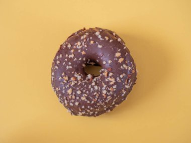 Sarı arka planda bademli çikolatalı çörekler.