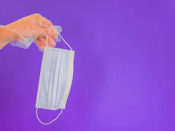 Mão Com Luva Plástico Com Máscara Sanitária Fundo Violeta Com — Fotografia de Stock