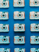 Starý vzor digitálního fotoaparátu na modrém pozadí