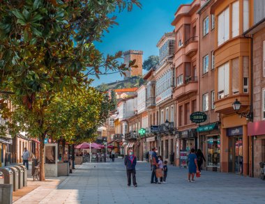 5 Eylül 2020 - Monforte de Lemos 'taki Cardenal Caddesi' ndeki insanlar - Cardenal Caddesi bu köyün ana caddesi.