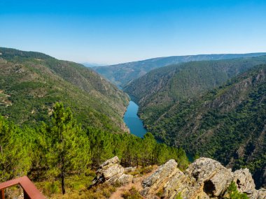 Lugo 'daki Ribeira Sacra, Galiçya' daki Duque bakış açısının panoramik görüntüsü