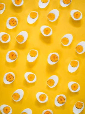 Sarı arka planda yarım haşlanmış yumurta deseni.
