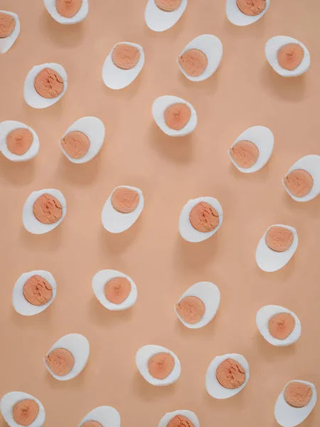 クリームの背景に半熟の卵のパターンをゆでた — ストック写真