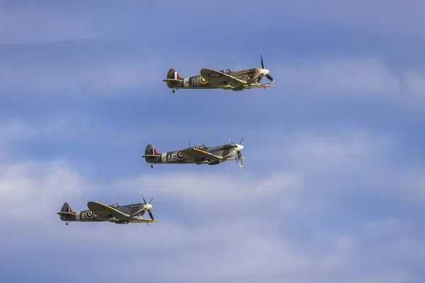 Drie Supermarine Spitfire Een Low Pass Imperial War Museum Duxford — Stockfoto