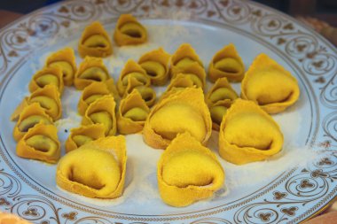 Tortellini bir doldurulmuş yumurta makarna, genellikle İtalyan bölge Emilia (özellikle Bologna ve Modena) vardır. Onlar et karışımı ile doldurulmuş (domuz fileto, prosciutto)ve peynir