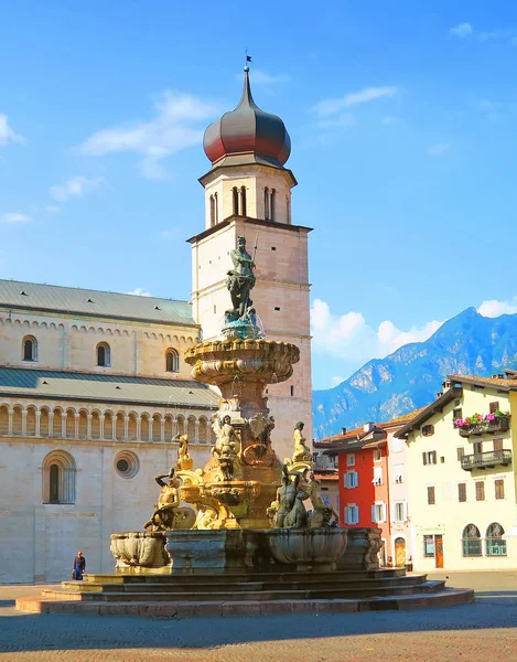 Trento, İtalya, 17 Haziran 2018. Neptün Çeşmesi, Piazza Duomo Trento bulunan bir plana göre 1769 arasındaki 1767 Francesco Antonio Giongo di Lavarone heykeltıraş tarafından yaptırılmıştır. Neptün'ün orijinal heykel tarafından Stefano Salterio olduğunu