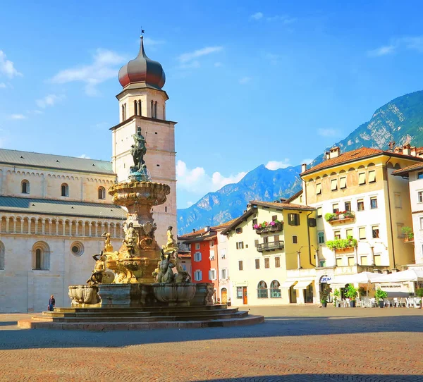 Trento, İtalya, 17 Haziran 2018.Piazza Duomo Trento şehir merkezidir. Neptün Çeşmesi (18nci yüzyıl) ve Katedral Kulesi (13. yüzyıl) tarafından görülebilir
