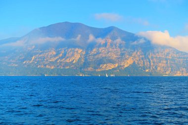 Lake Iseo Lombardy, İtalya, Oglio nehir kenarında beslenen. Kuzey İtalya, Brescia şehir yakınlarındaki Val Camonica alanda bulunmaktadır. Gölün hemen hemen eşit il Bergamo ve Brescia arasında bölünmüştür. Lake Iseo üstün natu kalır