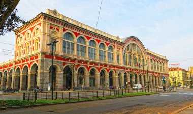 Torino, İtalya, 21 Ekim 2018.The Torino Porta Nuova İstasyonu Turin şehir ana tren istasyonu bulunmaktadır. Tipik Orta kasa ve büyük pencereler ile karakterize istasyonun ana bina inşaatı için çalışıyor ben başladı