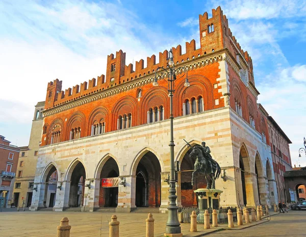 Palazzo gotico, piacenza, italien — Stockfoto