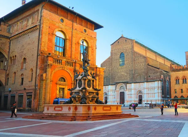 Fontänen Neptunus och San Petronio basilika, Bologna, Italien — Stockfoto