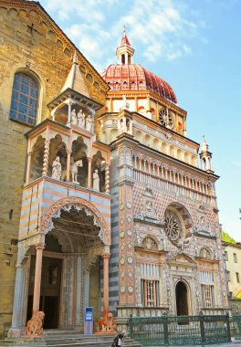 Bergamo, İtalya, 6 Eylül 2020. Cappella Colleoni Bergamo, Lombardy, İtalya 'da bir kilise ve mozoledir. 1472 ve 1476 yılları arasında condottiere Bartolomeo Colleonie için kişisel mabet olarak inşa edilmiştir. Tasarım Giovanni Antonio Amadeo' ya emanet edilmiştir.