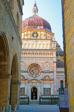 Bergamo, İtalya, 6 Eylül 2020. Cappella Colleoni Bergamo, Lombardy, İtalya 'da bir kilise ve mozoledir. 1472 ve 1476 yılları arasında condottiere Bartolomeo Colleonie için kişisel mabet olarak inşa edilmiştir. Tasarım Giovanni Antonio Amadeo' ya emanet edilmiştir.
