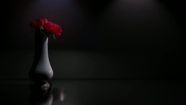 Romantische Dramatische Rose Petals Falling Van Vaas Dark Background Tijdelijke — Stockvideo