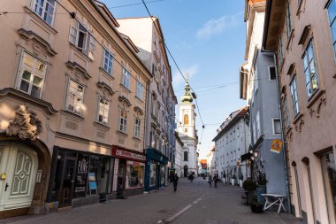 Graz, Styria / Avusturya - 20.01.2019: sokak Mariahilf kilise ve Meydanı'na, insanlar tarafından kış güneşte yürüyen seyahat hedef önde gelen, görünümü