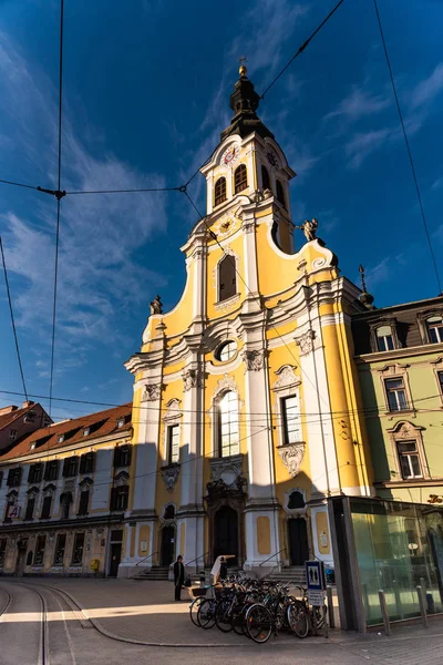 グラーツ シュタイアー マルク州 オーストリア 2019 Barmherzigenkirche 教会ファサード 晴れた冬の日の街の旧市街にあるビュー 観光地で見るもの — ストック写真