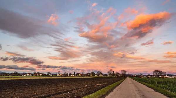 Sonnenuntergang Über Feldern Und Österreichischem Dorf Mit Dramatischem Himmel Und — Stockfoto