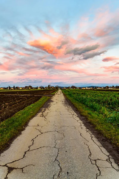 Sonnenuntergang Über Feldern Und Österreichischem Dorf Mit Dramatischem Himmel Und — Stockfoto