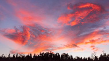 Bulutlar kırmızı turuncu mavi ve mor günbatımı dramatik gökyüzü arka planını renklendirin