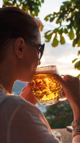 Jonge Vrouw Met Glas Bier Zoek Bij Zonsondergang Stad Graz — Stockfoto