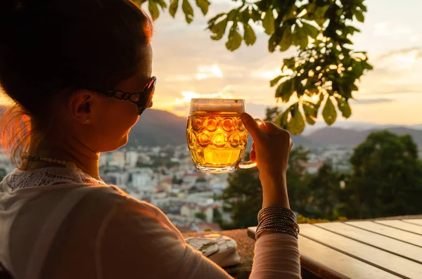 Jovem Mulher Situada Com Copo Cerveja Olhando Para Pôr Sol — Fotografia de Stock