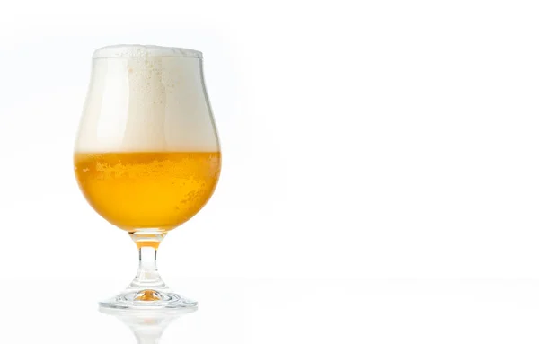 白い背景に隔離された冷たい黄金のビールのガラス — ストック写真